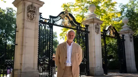 Artist Plans to Reflect Royal's Majesty in Statue