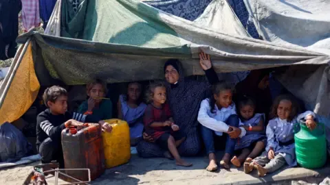 Dire Conditions in northern Gaza as Military Tanks Push Forward