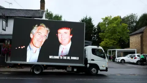 Several Detentions Carried Out Following Trump and Jeffrey Epstein Images Projected on Royal Castle